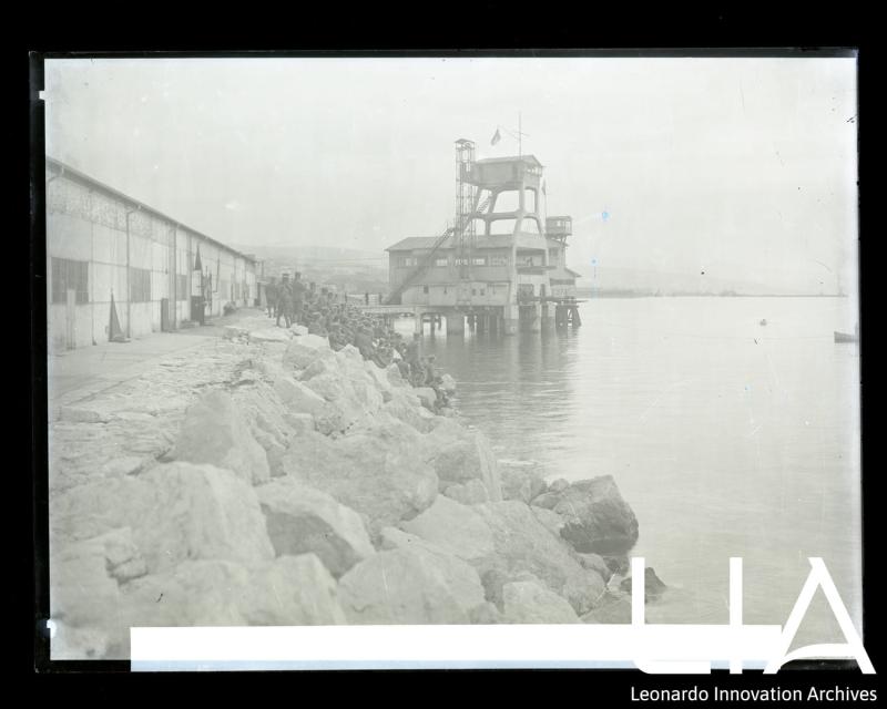 WASS - Personale militare di fronte alla stazione di lancio "Giuseppe Orlando"