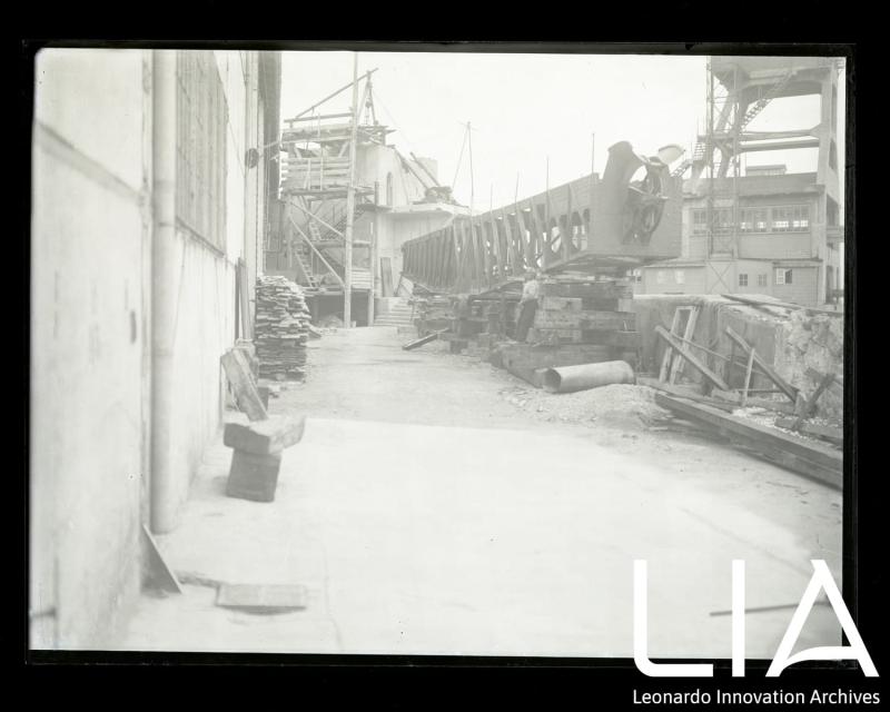 WASS - Operaio di fronte alla catapulta "Luigi Orlando" in costruzione