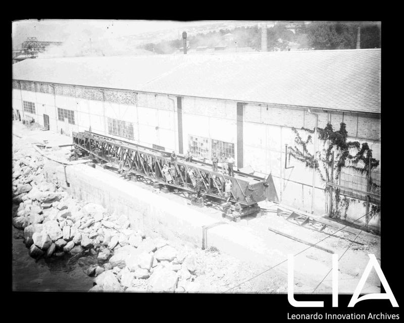 WASS - Operai sulla catapulta "Luigi Orlando" in costruzione