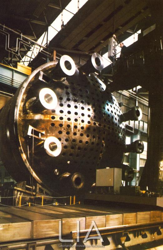 Fase di lavorazione nello stabilimento di Breda Termomeccanica del recipiente a pressione del reattore per la centrale nucleare da 1.300 MWe di Krummel in Germania