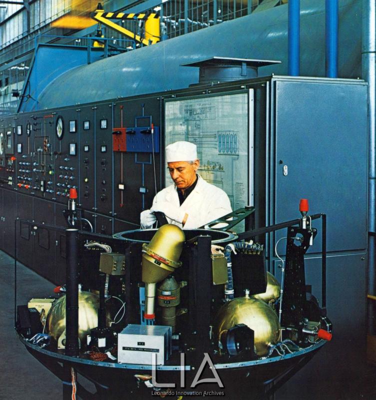 Aeritalia - montaggio degli apparati del satellite per telecomunicazioni Sirio