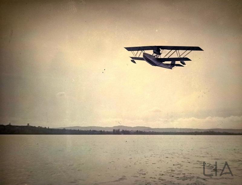 Idro - M.18 -   in volo sul lago di Varese