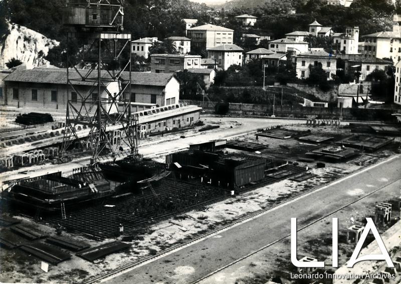 OTO - Veduta dei Cantieri del Muggiano con scafo in costruzione
