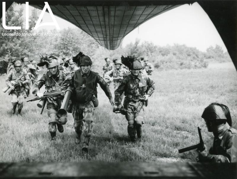 A101G - vista dal portellone di carico posteriore prove di imbarco truppe esercito italiano