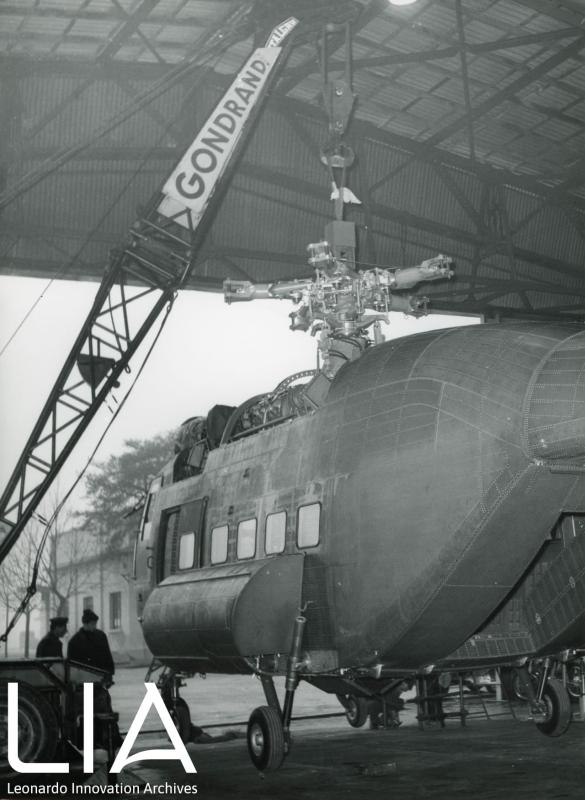 A101G - l'elicottero in fase di costruzione - vista posteriore installazione trasmissione principale