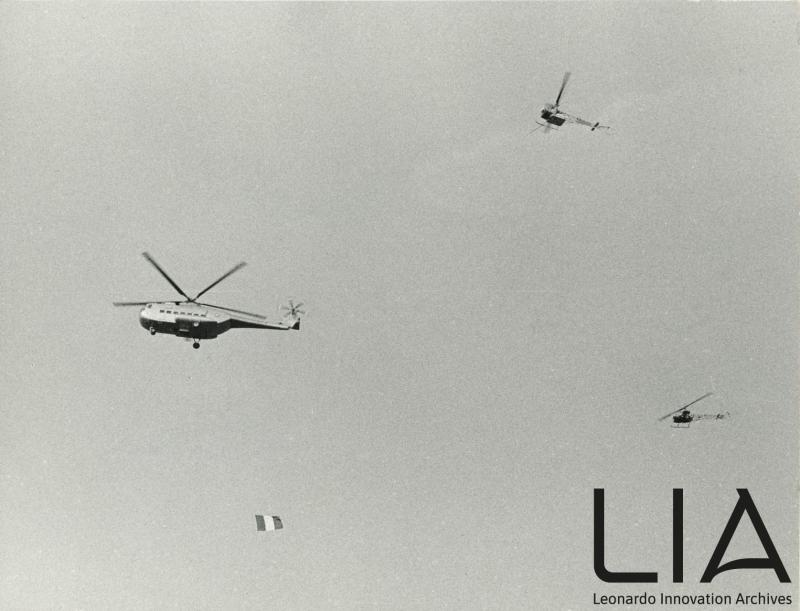 A101G - in volo con bandiera tricolore al traino ed accompagnato da due AB47