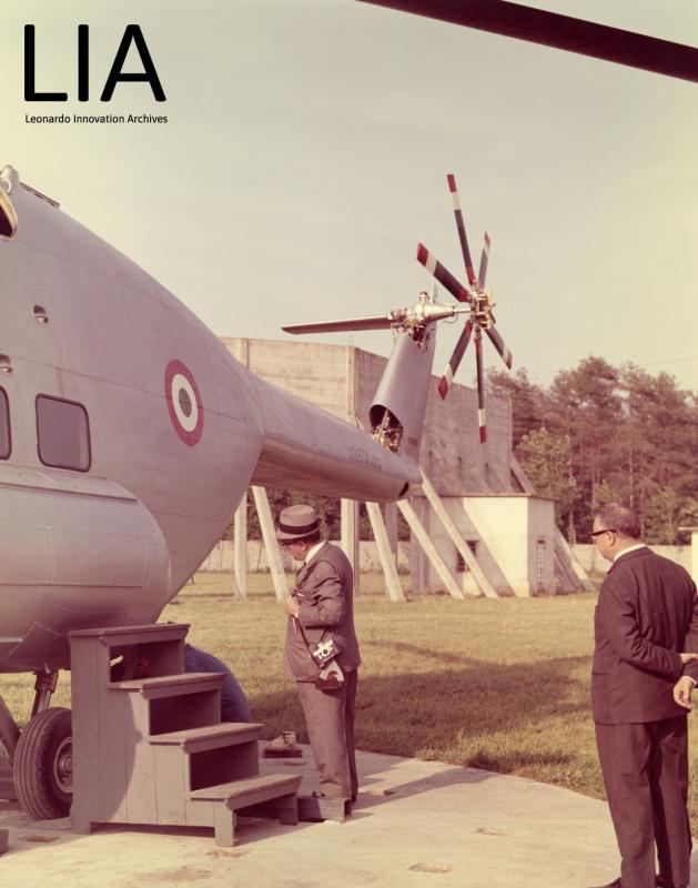 A101G - a terra - il conte Domenico Agusta assiste ad un regolazione da parte di un tecnico