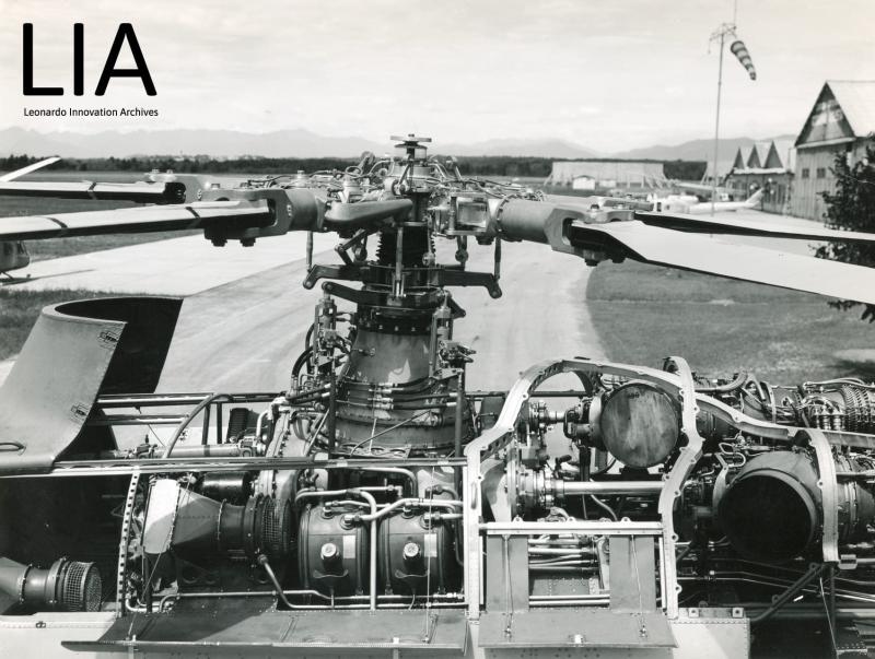 A101G - a terra - vista laterale particolare del gruppo trasmissione e propulsione