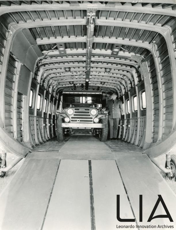 A101G - Il vano di carico con un veicolo imbarcato