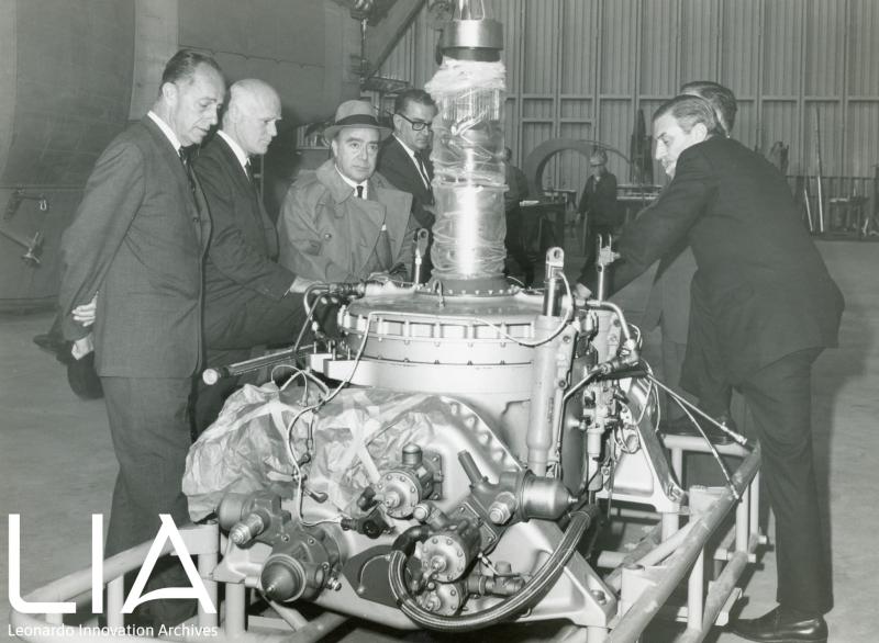 A101G - Il conte Domenico Agusta, assieme ai suoi ingegnieri, ispeziona la trasmissione principale