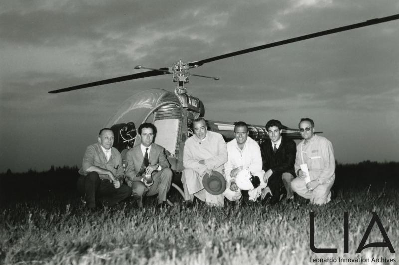 A103 - foto di gruppo con il conte Domenico Agusta, il pilota collaudatore Ottorino Lancia e alcuni tecnici del progetto