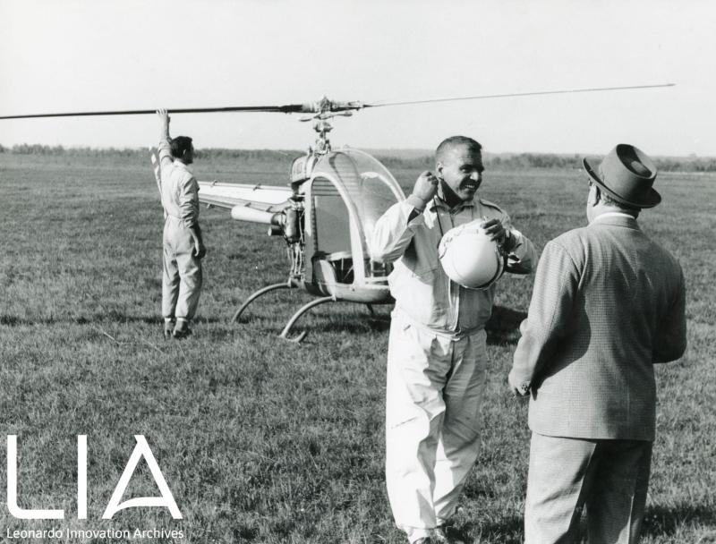 A103 - a terra - il conte Domenico Agusta parla col pilota collaudatore Ottorino Lancia