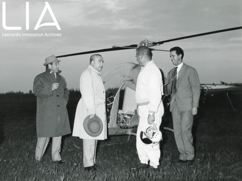 A103 - i conti Domenico e Mario Agusta parlano col pilota collaudatore Ottorino Lancia