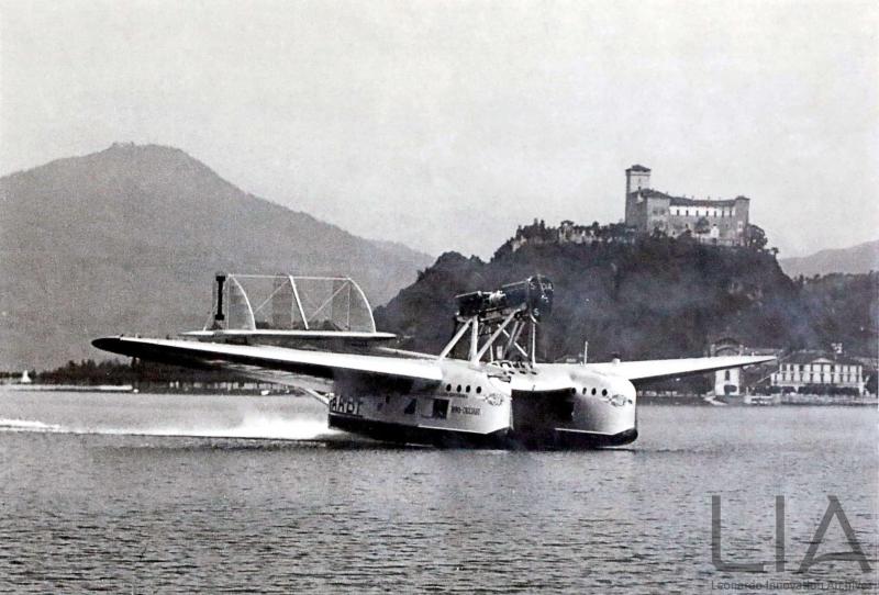 S55P. Linea area Roma Cagliari sul lago Maggiore sotto la rocca d'Angera