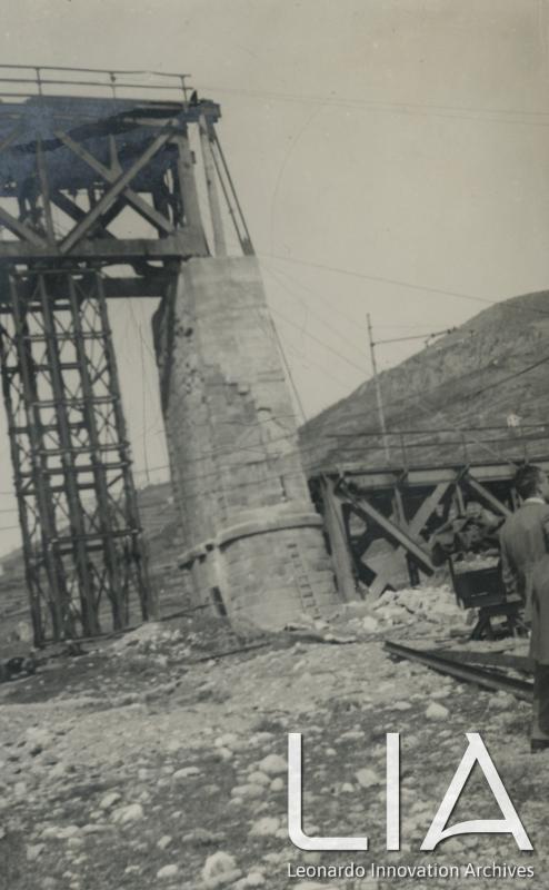 OTO - Pilastro del ponte ferroviario visto dal basso