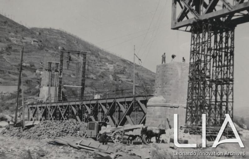 OTO - La V pila in riparazione e la VI travata in corso di montaggio