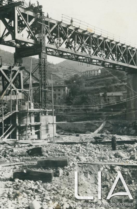 OTO - Pila e travata in riparazione con case sullo sfondo