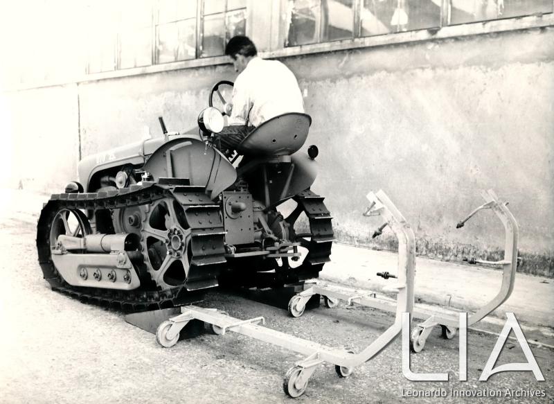 OTO - Sistemazione del carrello e dei tacchi con salita del trattore a cingoli OTO C25