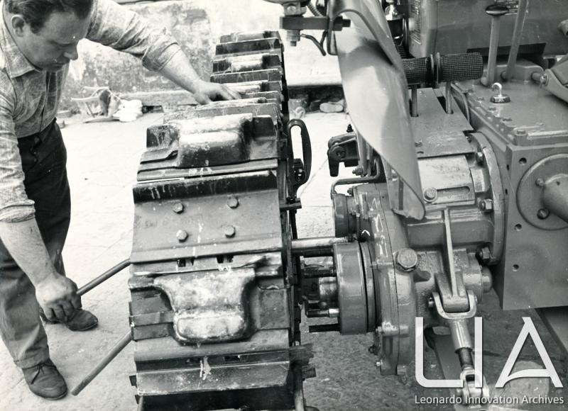 OTO - Operazione di svincolamento dei cingoli del trattore OTO C25