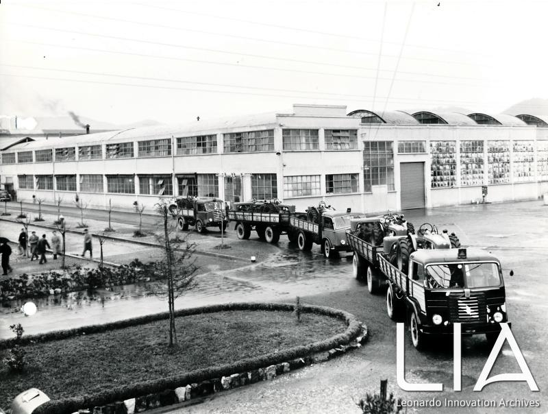 OTO - Trasporto di trattori ultimati fuori dallo stabilimento