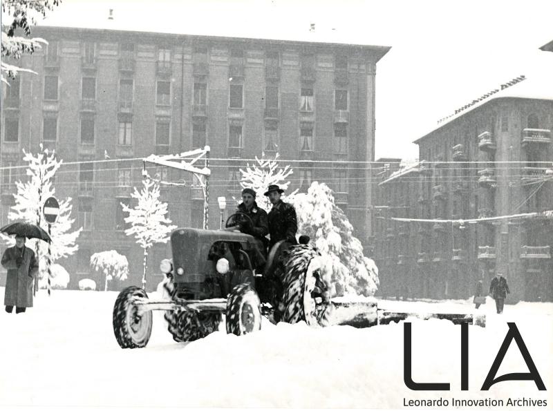 OTO - Trattore OTO C25 R4 mentre spala la neve