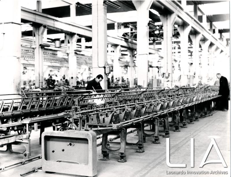 OTO - Reparto macchine tessili con operai al lavoro