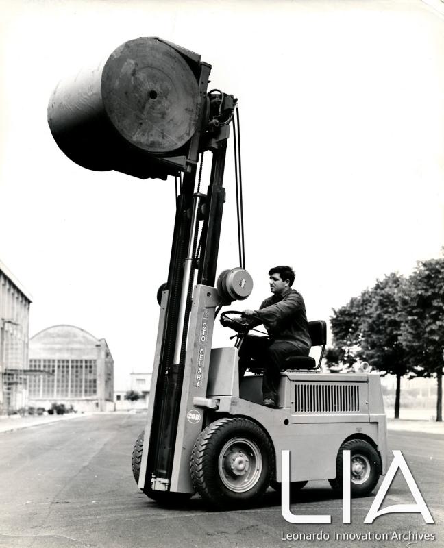 OTO - Operaio alla guida di un carrello elevatore
