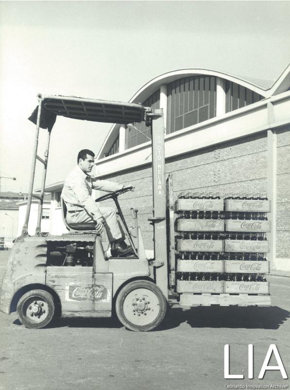 OTO - Carrello elevatore trasporta Coca Cola