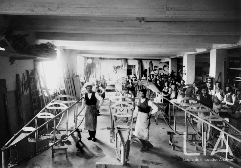 Reparto allestimento fusoliere presso lo stabilimento della Nieuport-Macchi a Masnago-Varese.