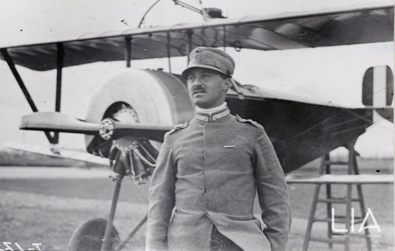 Clemente Maggiora, Capo Pilota Collaudatore della Macchi, davanti a un Ni.11
