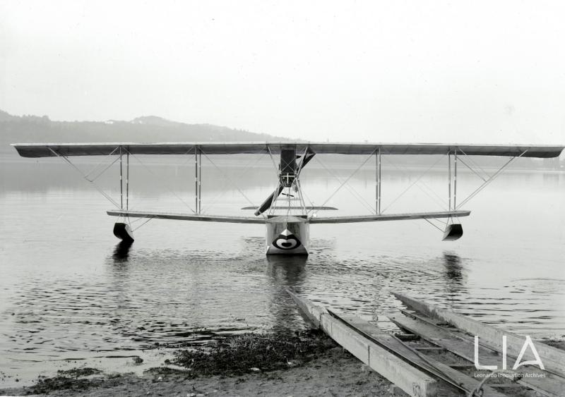 Vista frontale dell'idrovolante L.3 sul lago di Varese.