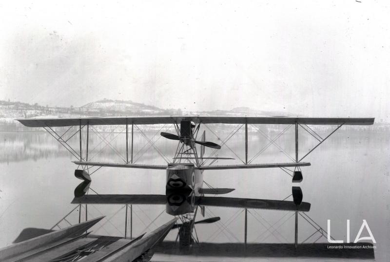 Vista frontale dell'idrovolante L.3 sul lago di Varese in periodo invernale.