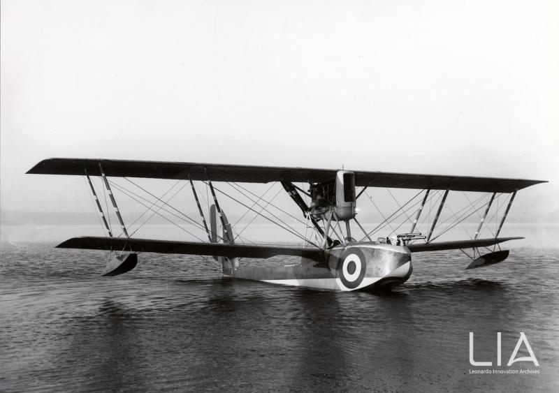 Vista laterale di uno dei due esemplari dell'idrovolante M.4 sul lago di Varese