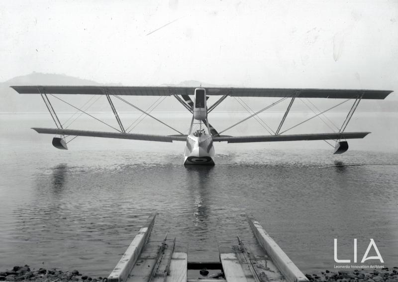 Vista frontale di uno dei due esemplari dell'idrovolante M.4 sul lago di Varese