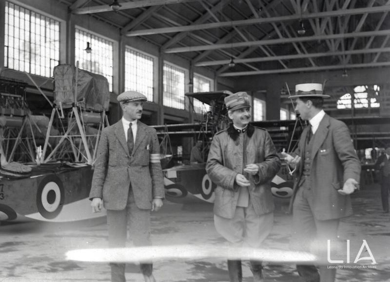 Carlo Felice Buzio (a sinistra) e Henri Amman (a destra) presso la linea di montaggio degli L.3 a Masnago.