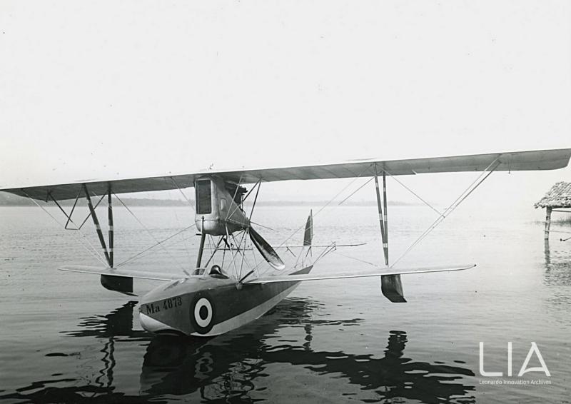 Vista frontale dell'idrovolante Macchi M.5 sul lago di Varese.