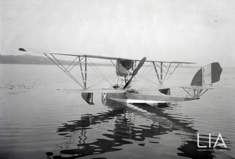 Vista posteriore dell'idrovolante Macchi M.5 sul lago di Varese.