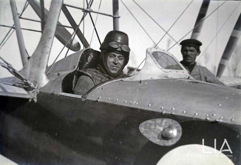 Il pilota collaudatore della Macchi Arturo Zanetti, ai comandi di un M.5 dopo un volo di prova.