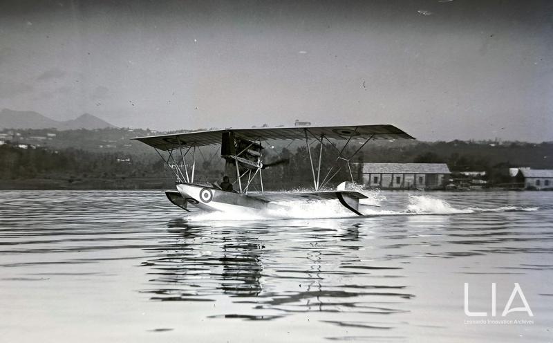 Un prototipo del Macchi M.5 in decollo sul lago di Varese.