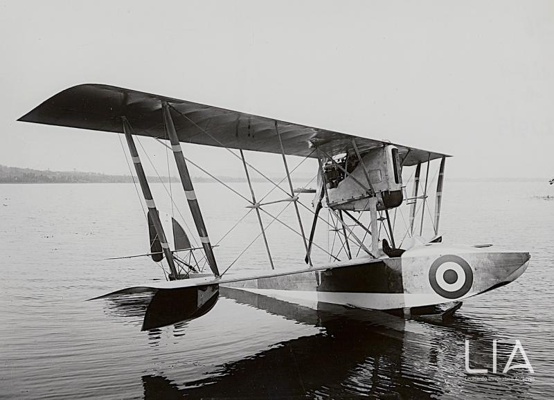 Vista laterale del prototipo dell'idrovolante M.6, ripreso sul lago di Varese.