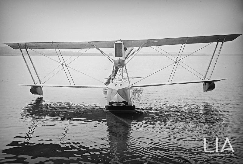 Vista frontale del prototipo dell'idrovolante M.6, ripreso sul lago di Varese.