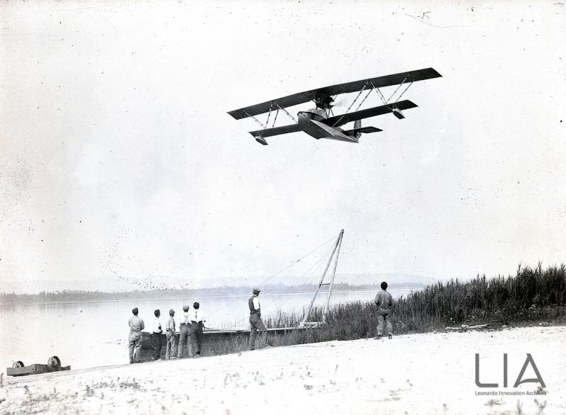 Nieuport Macchi - M.9 bis in volo sul Lago di Varese.