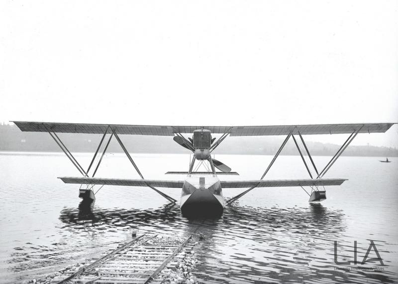 Nieuport Macchi - prototipo dell'M.12 sul lago di Varese - vista frontale