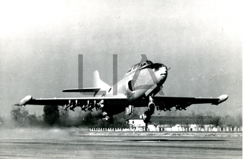 G82_decollo con razzi HVAR