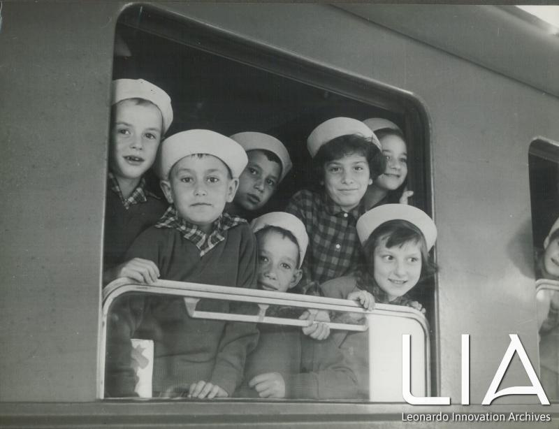 Bimbi affacciati al finestrino del treno