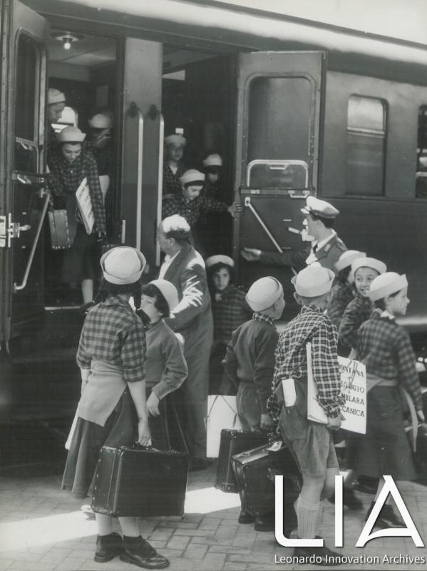 Bambini che scendono dal treno alla stazione di Pistoia