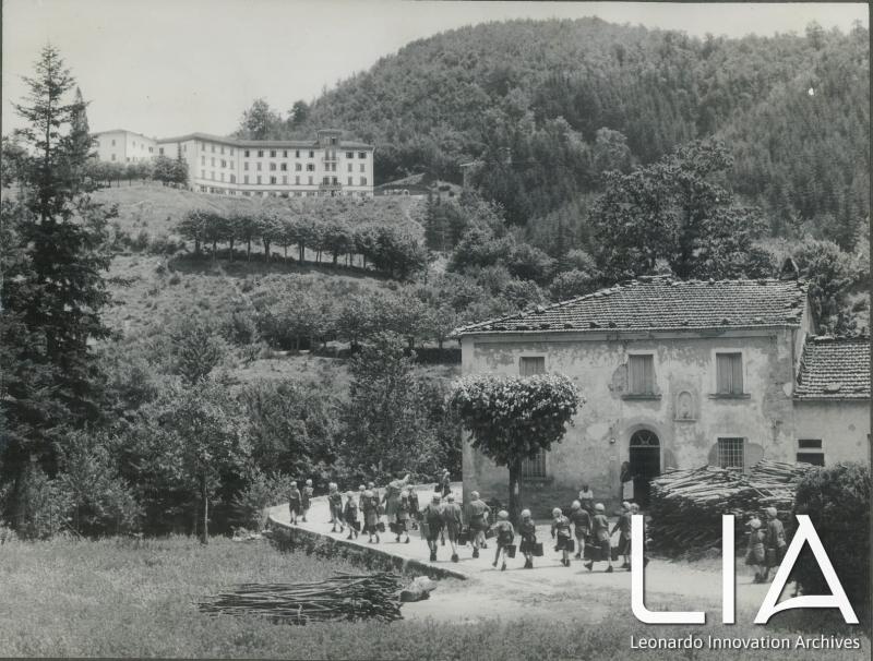 I bambini si incamminano alla colonia Toniolo