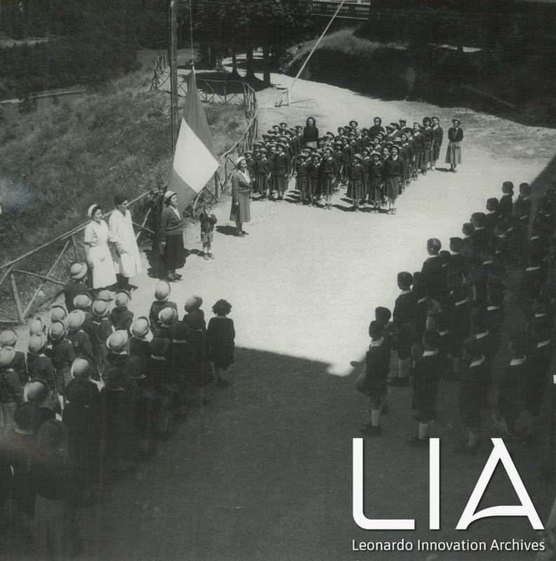 Cerimonia dell'alzabandiera sul piazzale della colonia