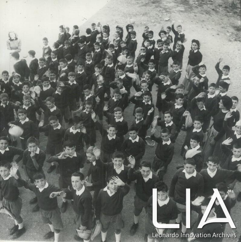 Bambini fotografati dal terrazzo della colonia