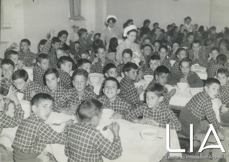 Bambini nel refettorio della colonia
